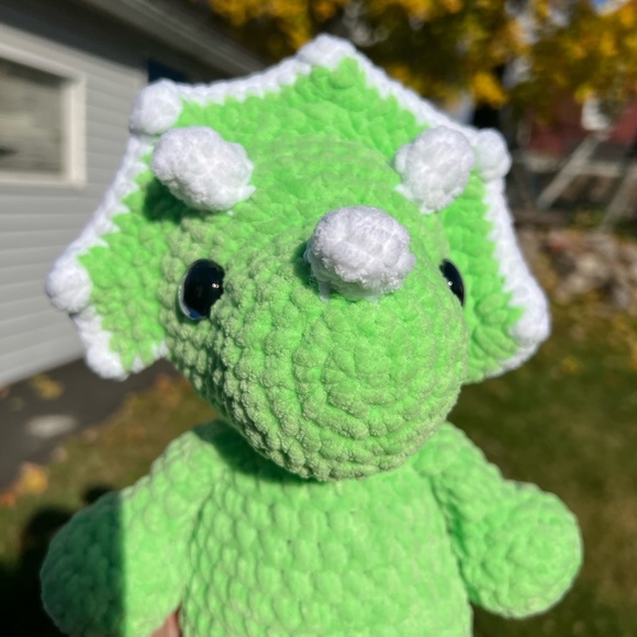💚🤍 Standing Triceratops Crochet Amigurumi Plushie - Picture 4 of 6